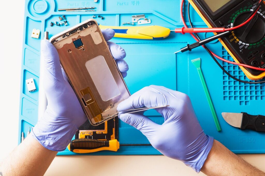 Mobile phone repairing master remotes mobile phone using tools special mat flat lay top view 205121 1250